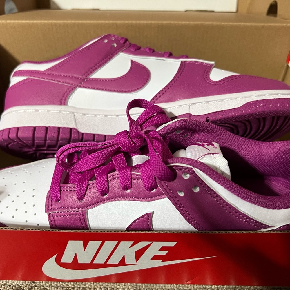 Nike Low-Top Sneakers in White and Magenta